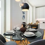 Whome Prime Location Contemporary Luxury Apartment W/ Ac & Elevator